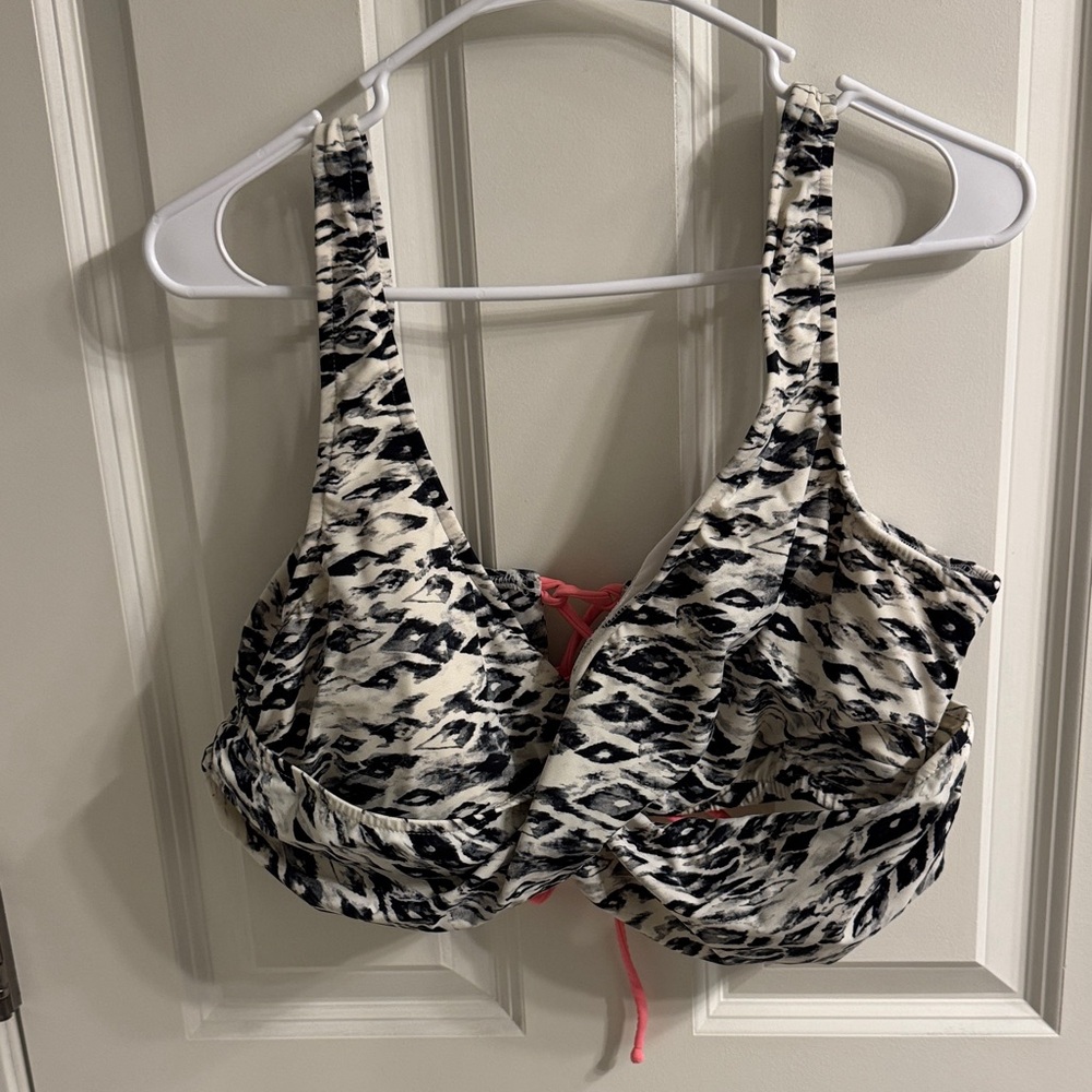 VENUS Black and White Patterned Bra